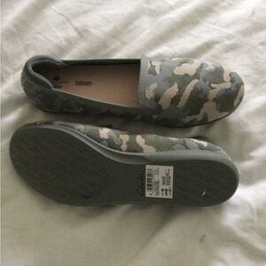 Clarks carly dream camo kaki flats 8.5, fits like 8